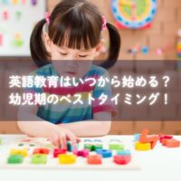 英語のABC絵本を読む幼児と親子の笑顔