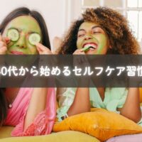 朝に深呼吸をして気持ちを整える40代女性