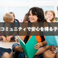 地域の人と交流するママと子ども