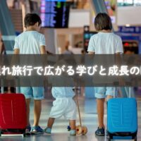 公園でピクニックを楽しむ子どもとママ